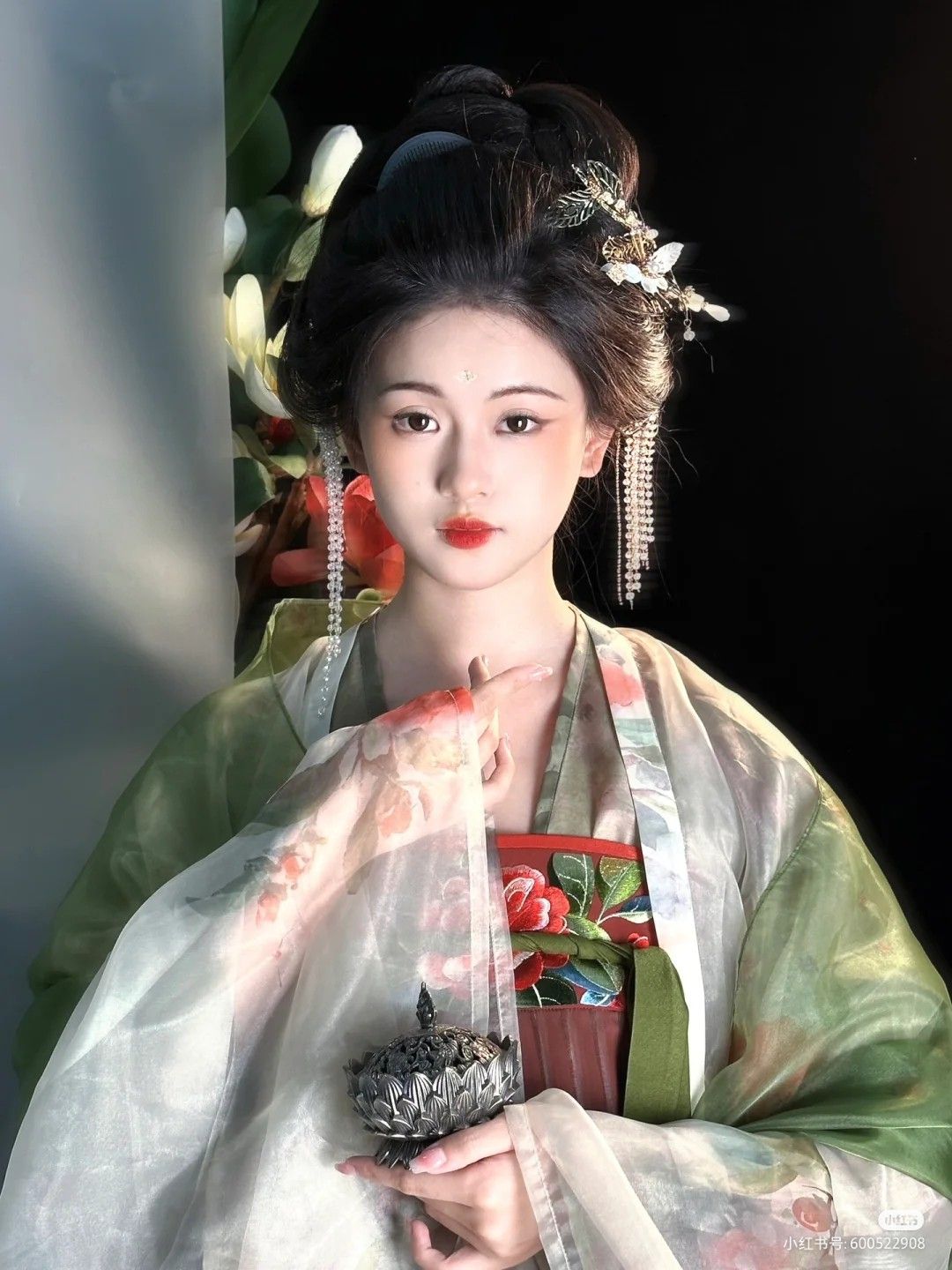 The Rise of Low-Cut Cheongsam:A Long Look into Its Fashion Evolution The Rise of Low-Cut Cheongsam:A Long Look into Its Fashion Evolution
