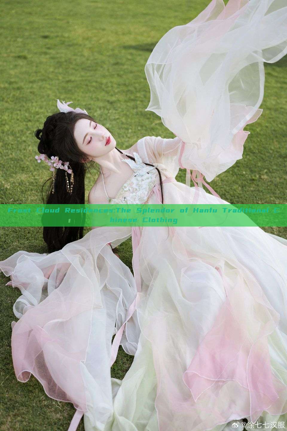 Frost Cloud Residences:The Splendor of Hanfu Traditional Chinese Clothing