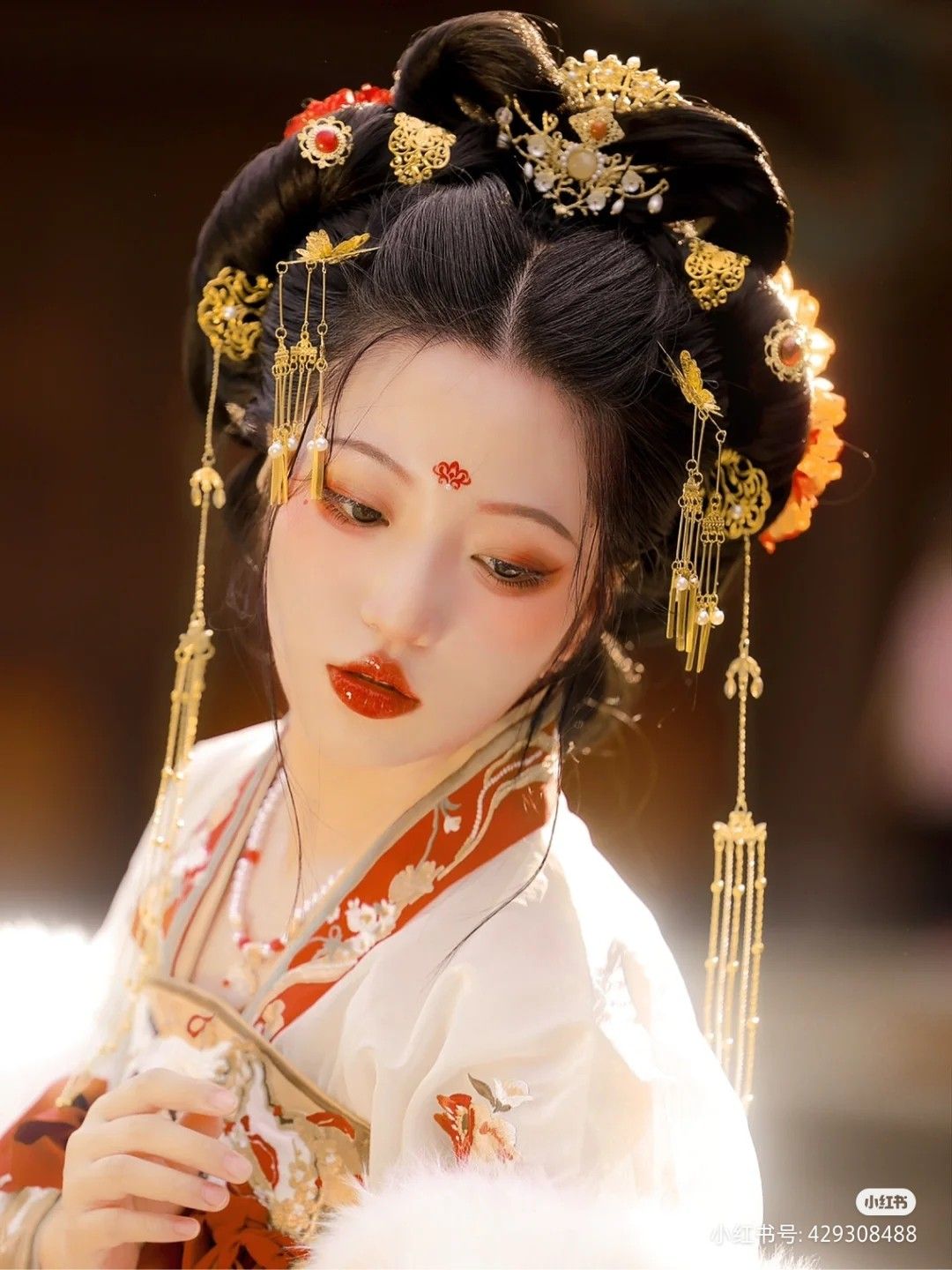 Embracing the New Sino-Chic:The Rise of Black Qipao in Fashion