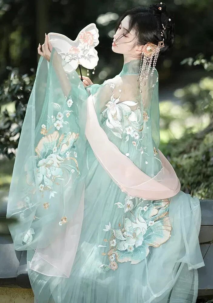 Summer in Traditional Chinese Clothing:The Allure of Hanfu for Women Summer in Traditional Chinese Clothing:The Allure of Hanfu for Women