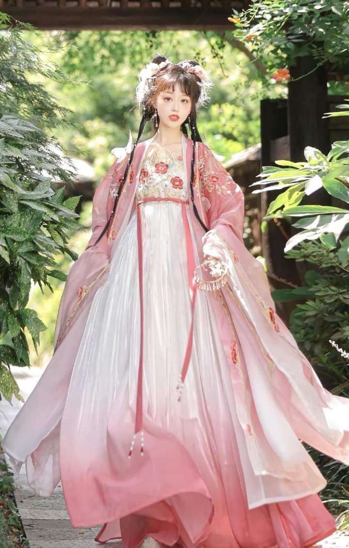 The Beauty of Traditional Hanfu Hairstyles for Girls:The Art of Hair Buns The Beauty of Traditional Hanfu Hairstyles for Girls:The Art of Hair Buns