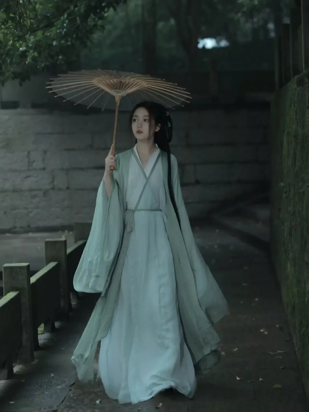 Uniformed Elegance:The Integration of Cheongsam in Foot Bath Therapy for Technicians