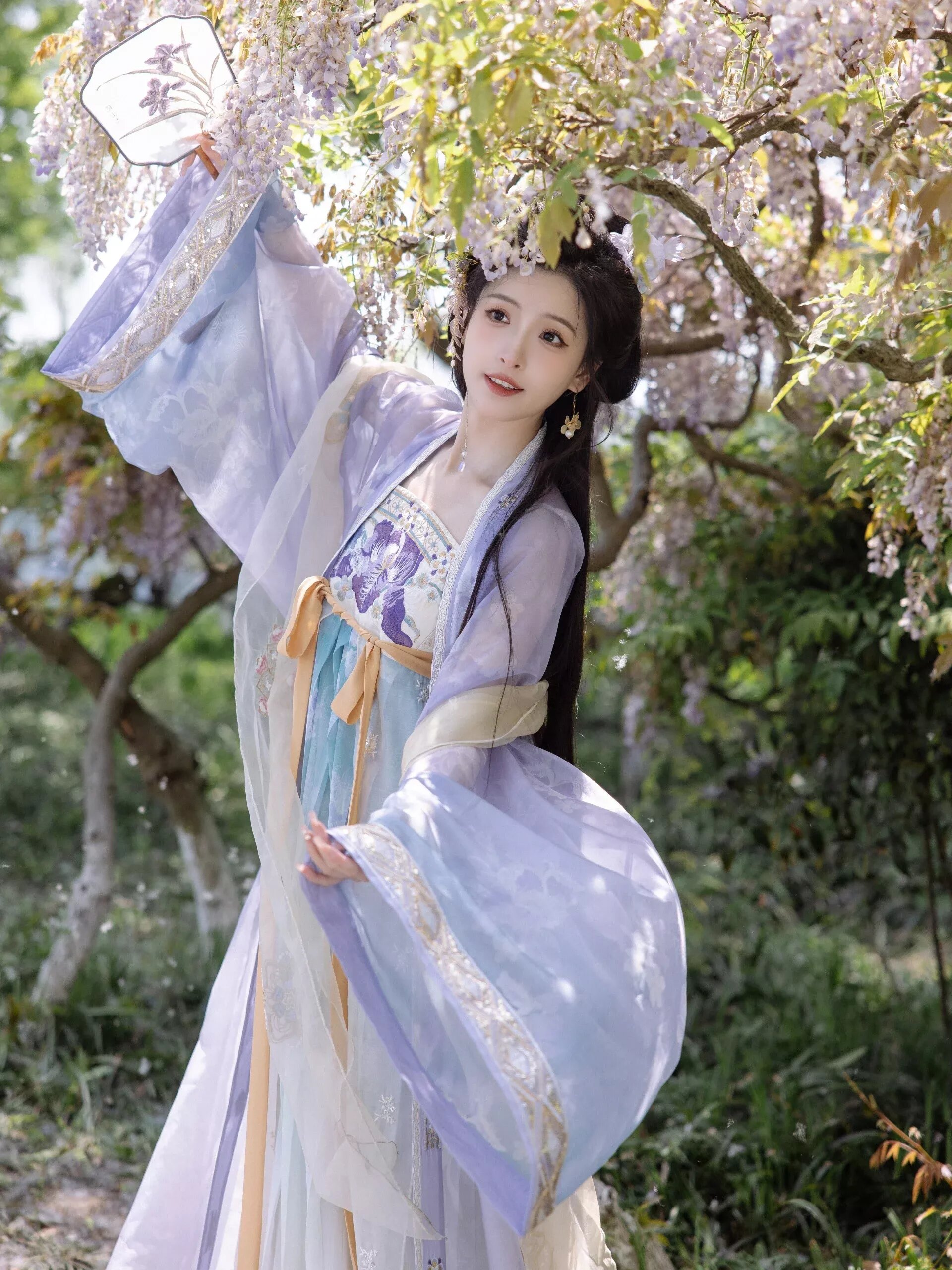 Modern Commuter Wear:The Evolution of Traditional Hanfu Clothing into Daily Fashion
