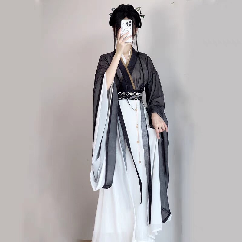 Ancient Charm in Summer:Couples Embrace Traditional Hanfu Fashion in Hot Weather Ancient Charm in Summer:Couples Embrace Traditional Hanfu Fashion in Hot Weather