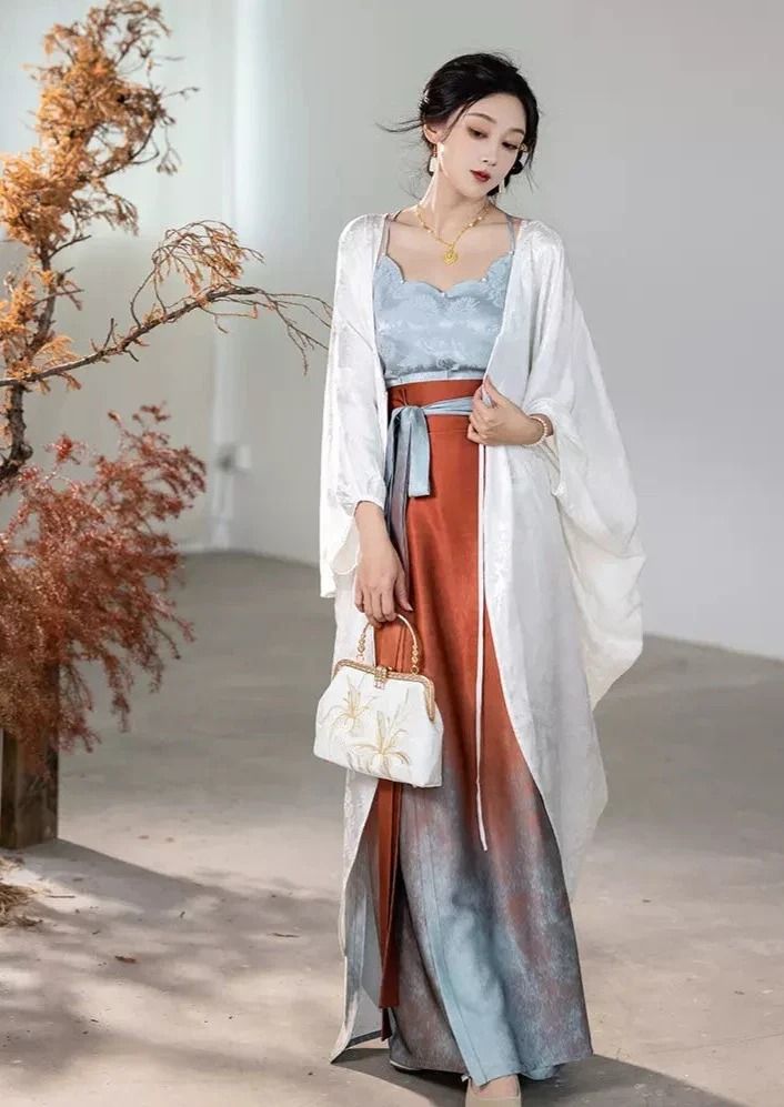 The Enchantment of Green Velvet Cheongsam:A Traditional Elegance