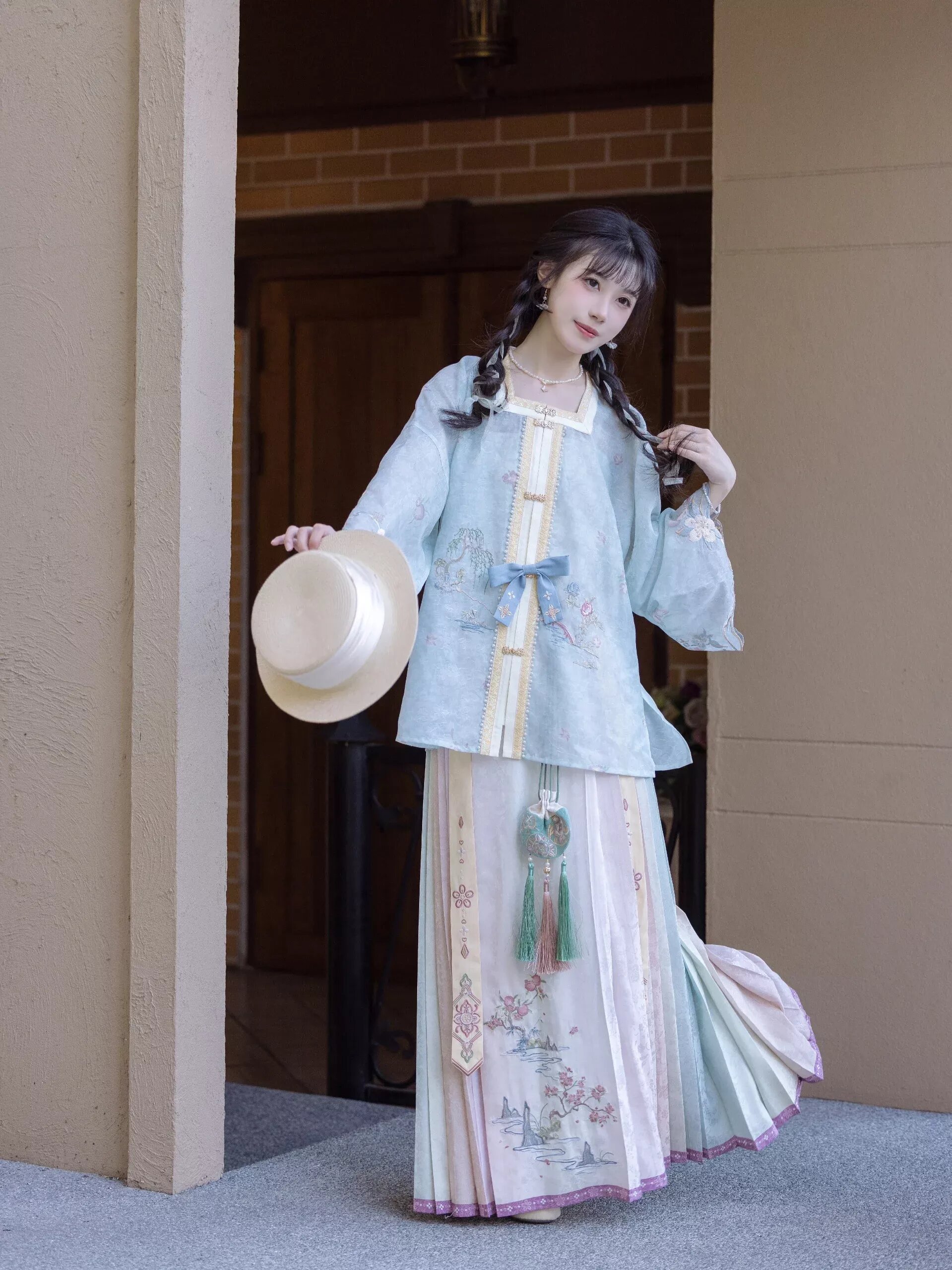 The Long-Style Cheongsam of Warlords:A Symbol of Power and Status in Chinas Past The Long-Style Cheongsam of Warlords:A Symbol of Power and Status in Chinas Past