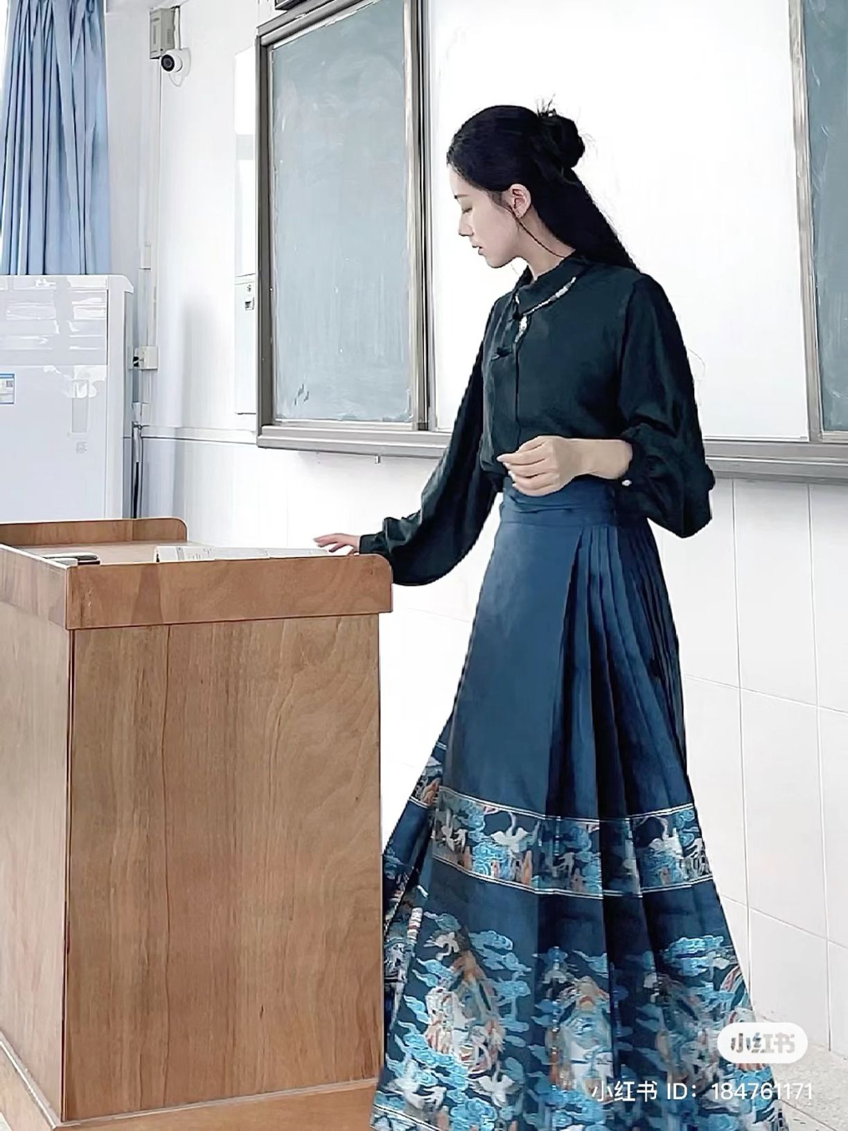 A Pure Elegance of a Pink Horseface Skirt