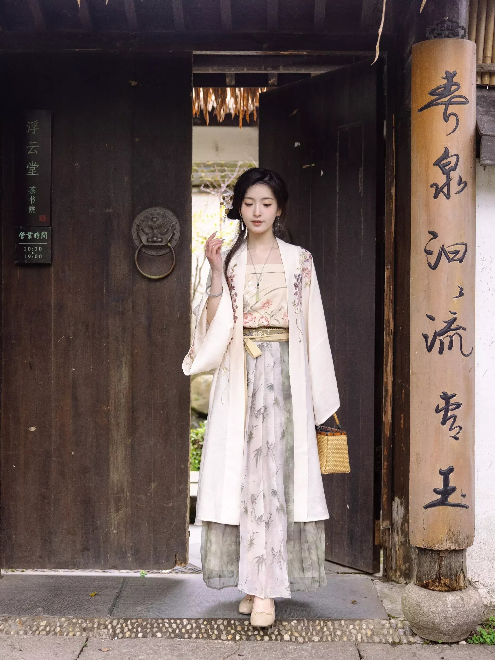 A New Chinese Style of Black Neck-Hanging Cheongsam:The Blend of Tradition and Modernity A New Chinese Style of Black Neck-Hanging Cheongsam:The Blend of Tradition and Modernity
