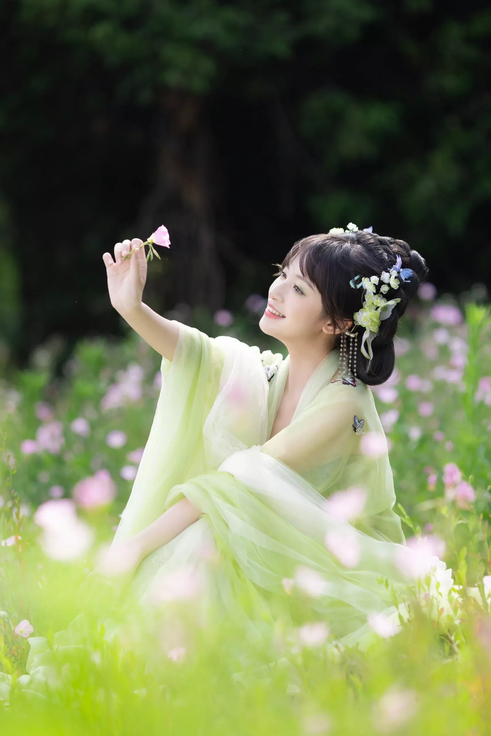 Elegance in a Silk Cheongsam Dress with the Charm of Xiangyunsha Elegance in a Silk Cheongsam Dress with the Charm of Xiangyunsha