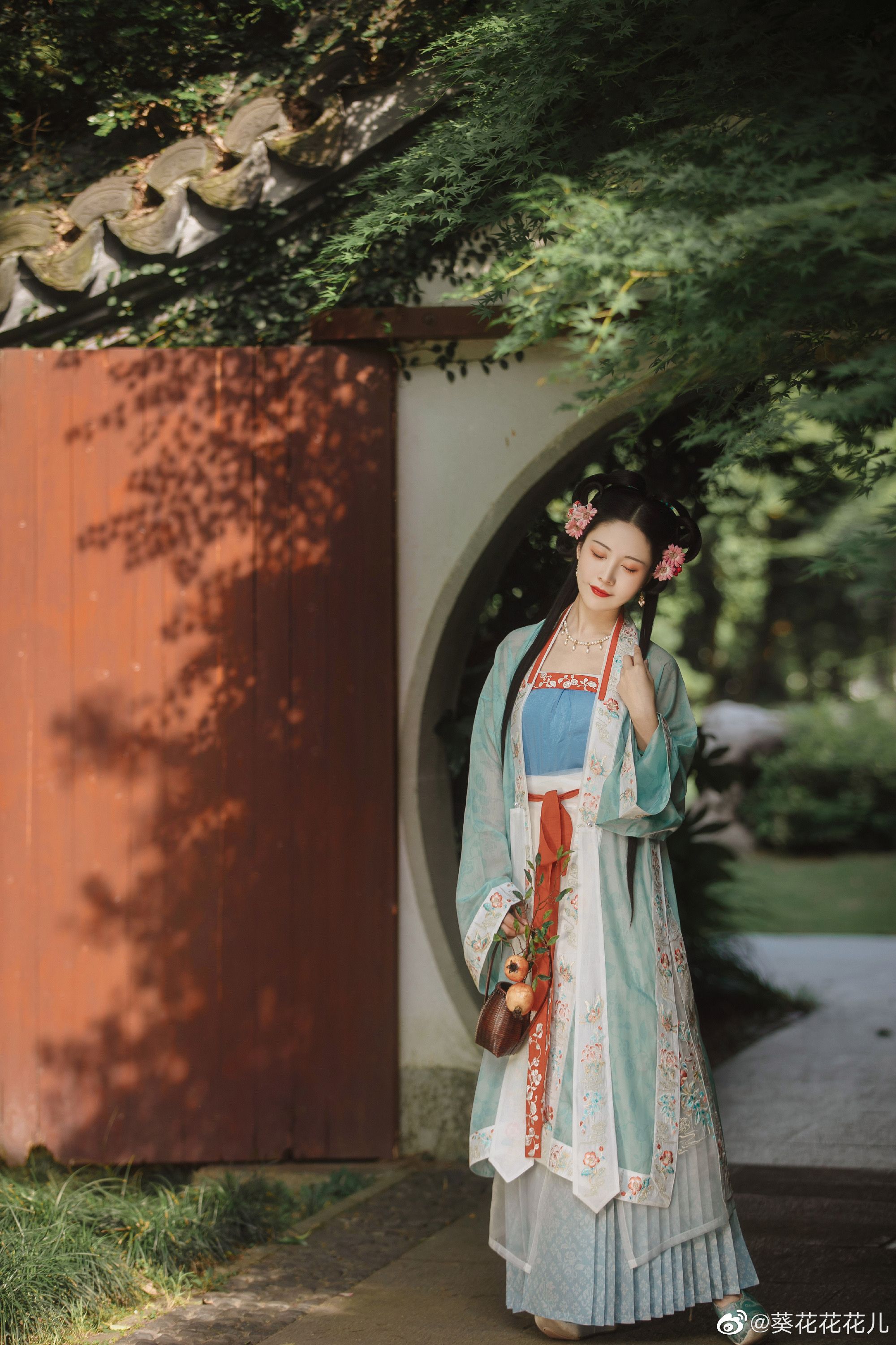 Traditional Splendor:Childrens Tang Suit Performance Attire