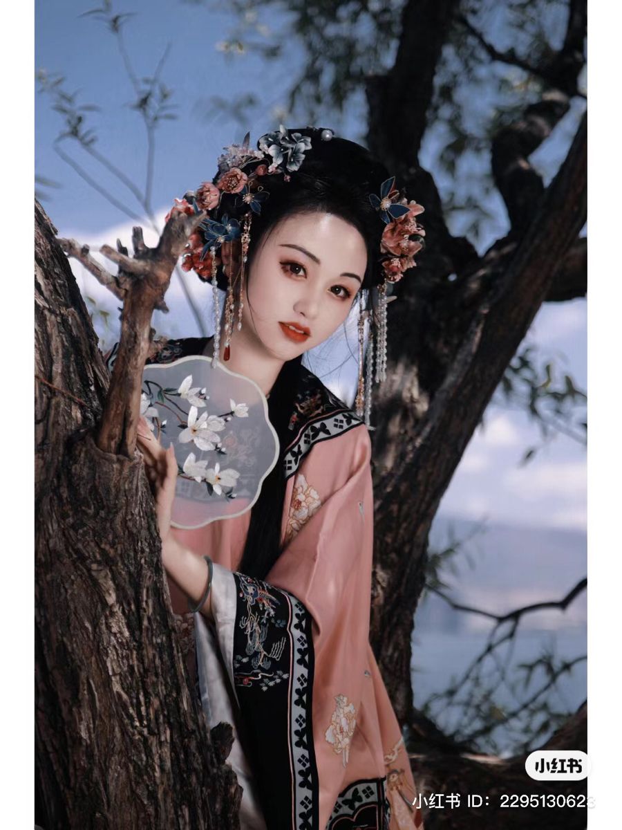 Escaping the British Museum:The Adventures of a Child in Hanfu