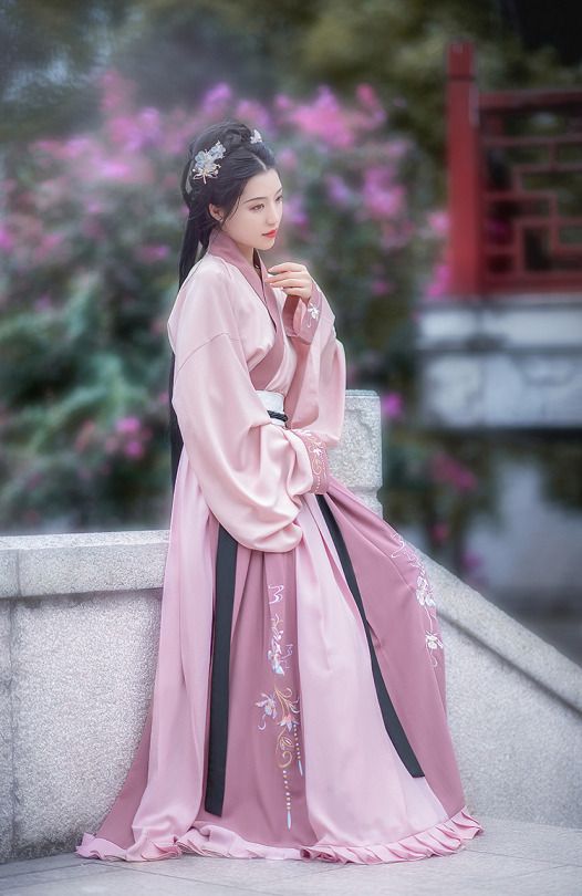 Petite Charm:The Art of Tailored Cheongsam for a Curvier Figure Petite Charm:The Art of Tailored Cheongsam for a Curvier Figure