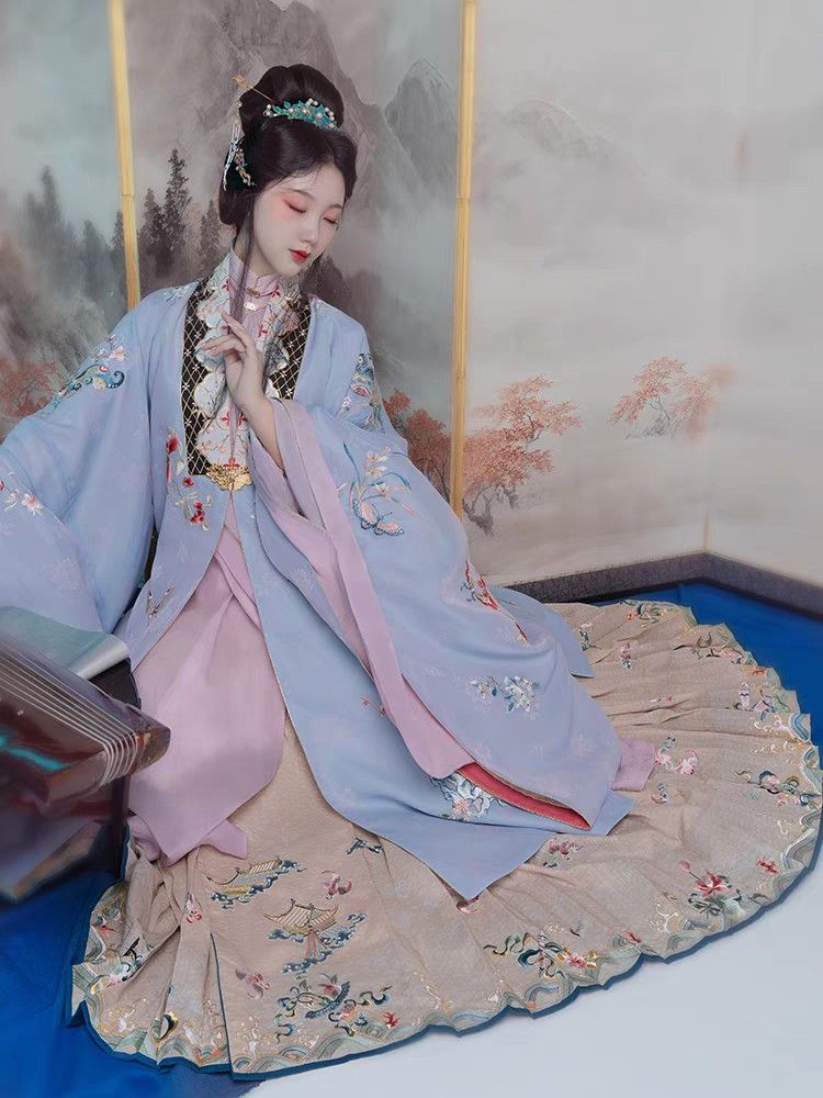 White-Clad Children in Traditional Hanfu Fashion:A Cultural Exploration
