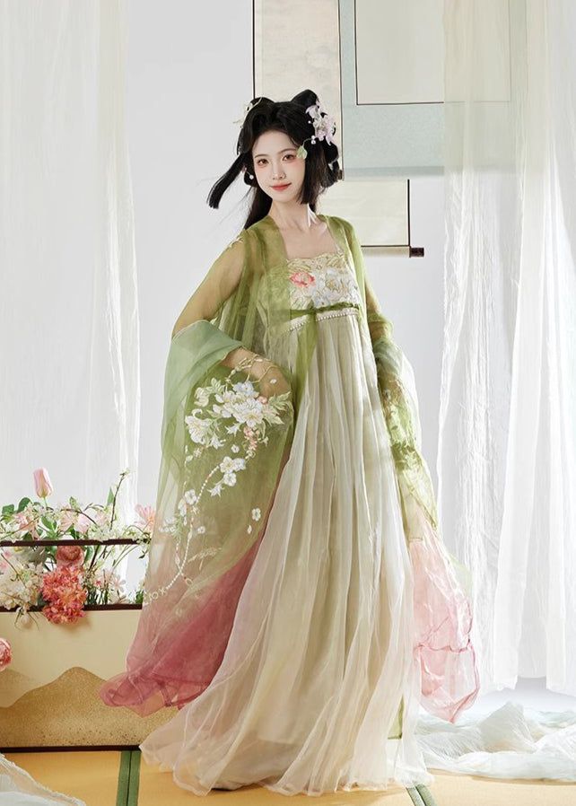Embracing Modernity in a Reimagined Cheongsam Skirt:The Low-Collar Qipao Revolution Embracing Modernity in a Reimagined Cheongsam Skirt:The Low-Collar Qipao Revolution