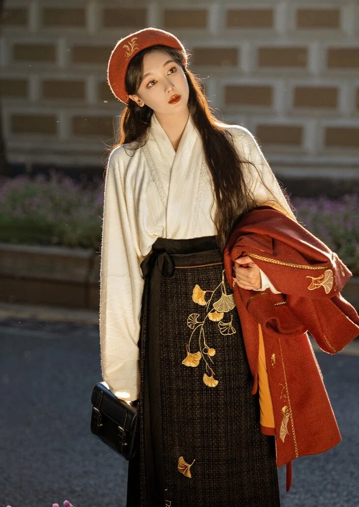 Youthful Qipao:The Revival of Traditional Elegance for the 30-Year-Old Generation