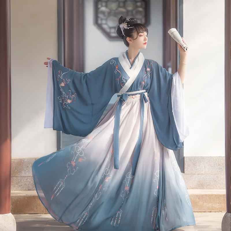 The Splendor of Spring in a Tiny Garden:The Splendid Beauty of Hanfu in Bloom