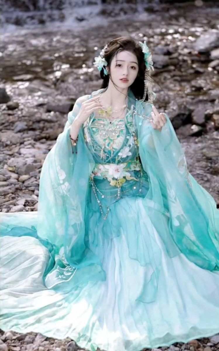 Autumn Elegance:The Original Hanfu of Qiu Cijing Autumn Elegance:The Original Hanfu of Qiu Cijing