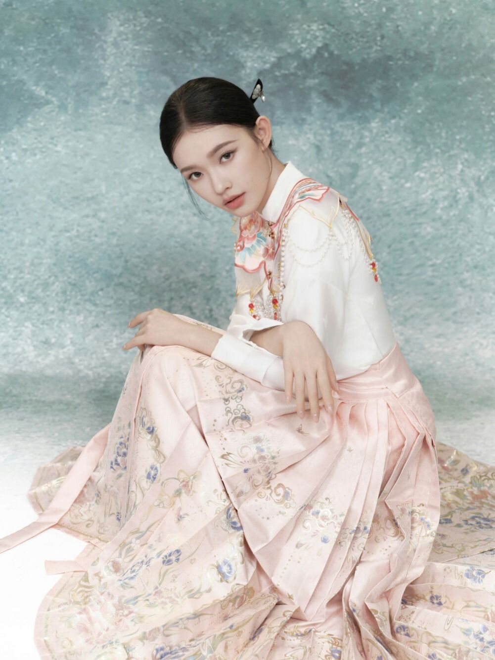 A Performance in a Splendid Pink Hanfu:The Enchantment of Traditional Chinese Elegance A Performance in a Splendid Pink Hanfu:The Enchantment of Traditional Chinese Elegance