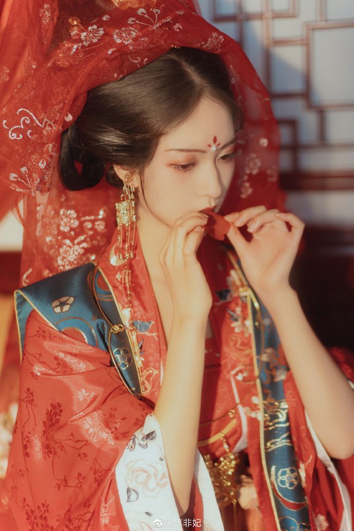 Wine Red Revamped Cheongsam Dress:A Blend of Tradition and Modernity Wine Red Revamped Cheongsam Dress:A Blend of Tradition and Modernity