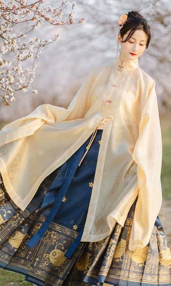 Scholarly Elegance:The Rise of Hanfu as a Feminine Expression of Traditional Chinese Culture Scholarly Elegance:The Rise of Hanfu as a Feminine Expression of Traditional Chinese Culture