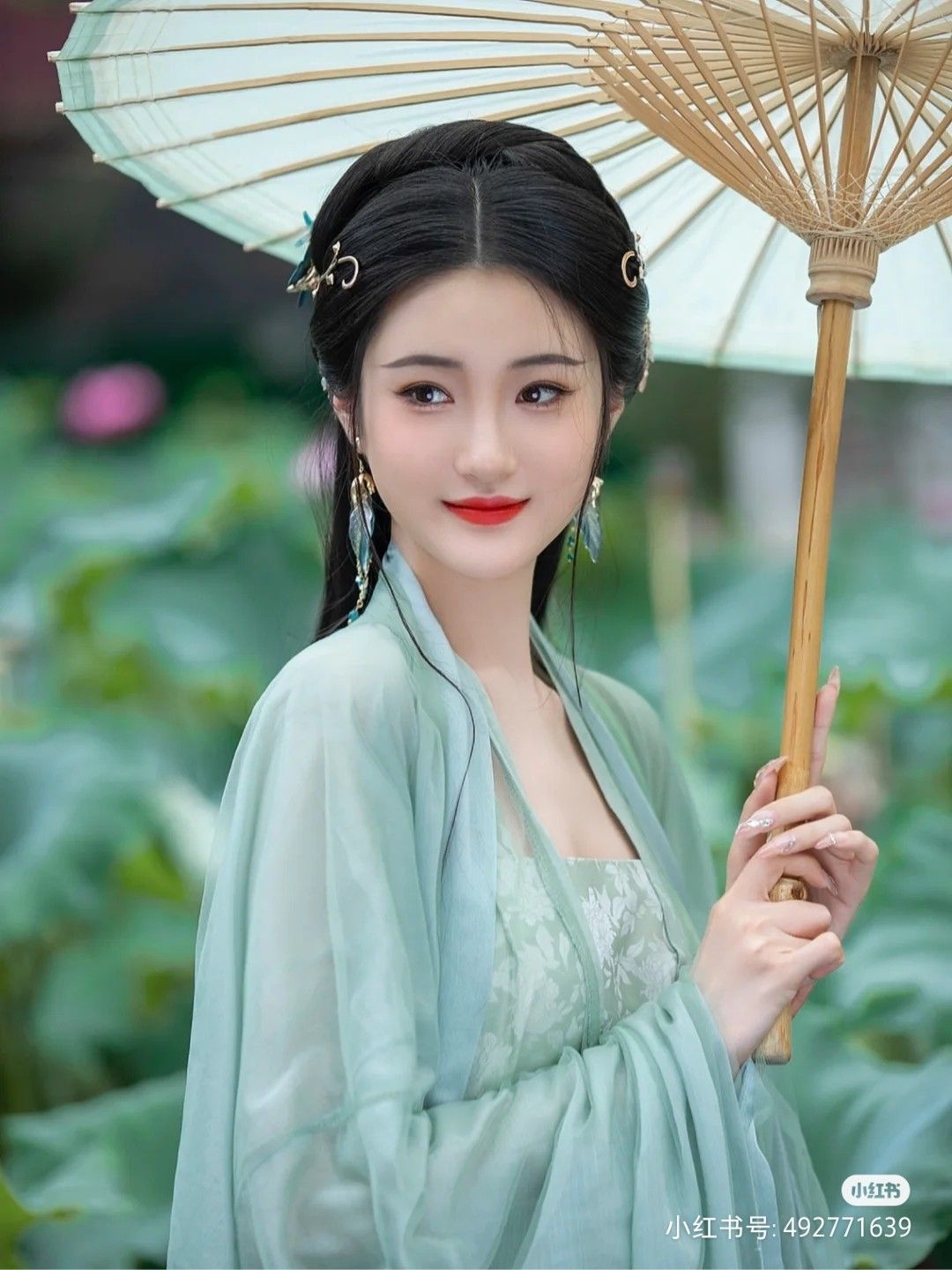 The Evolution of Modern Chinese A-Line Cheongsam:A Closer Look at the New Neo-Classic Style The Evolution of Modern Chinese A-Line Cheongsam:A Closer Look at the New Neo-Classic Style