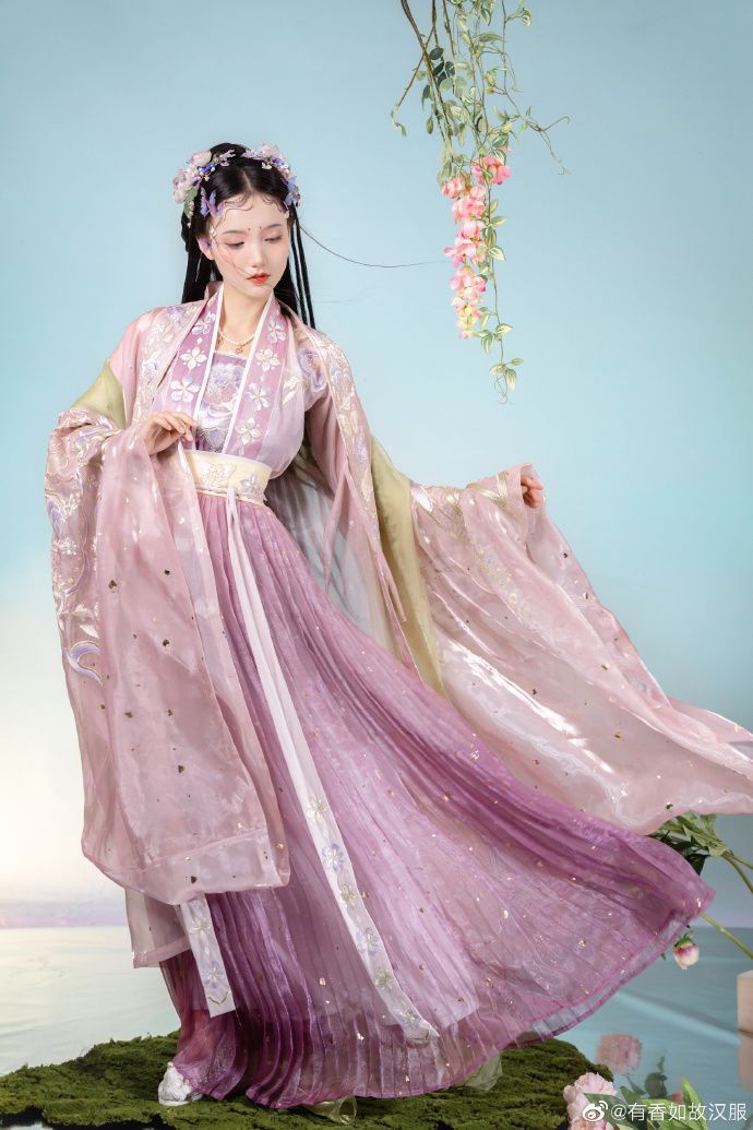 The 30-Year-Old Cheongsam Beauty:Embracing Elegance and Maturity
