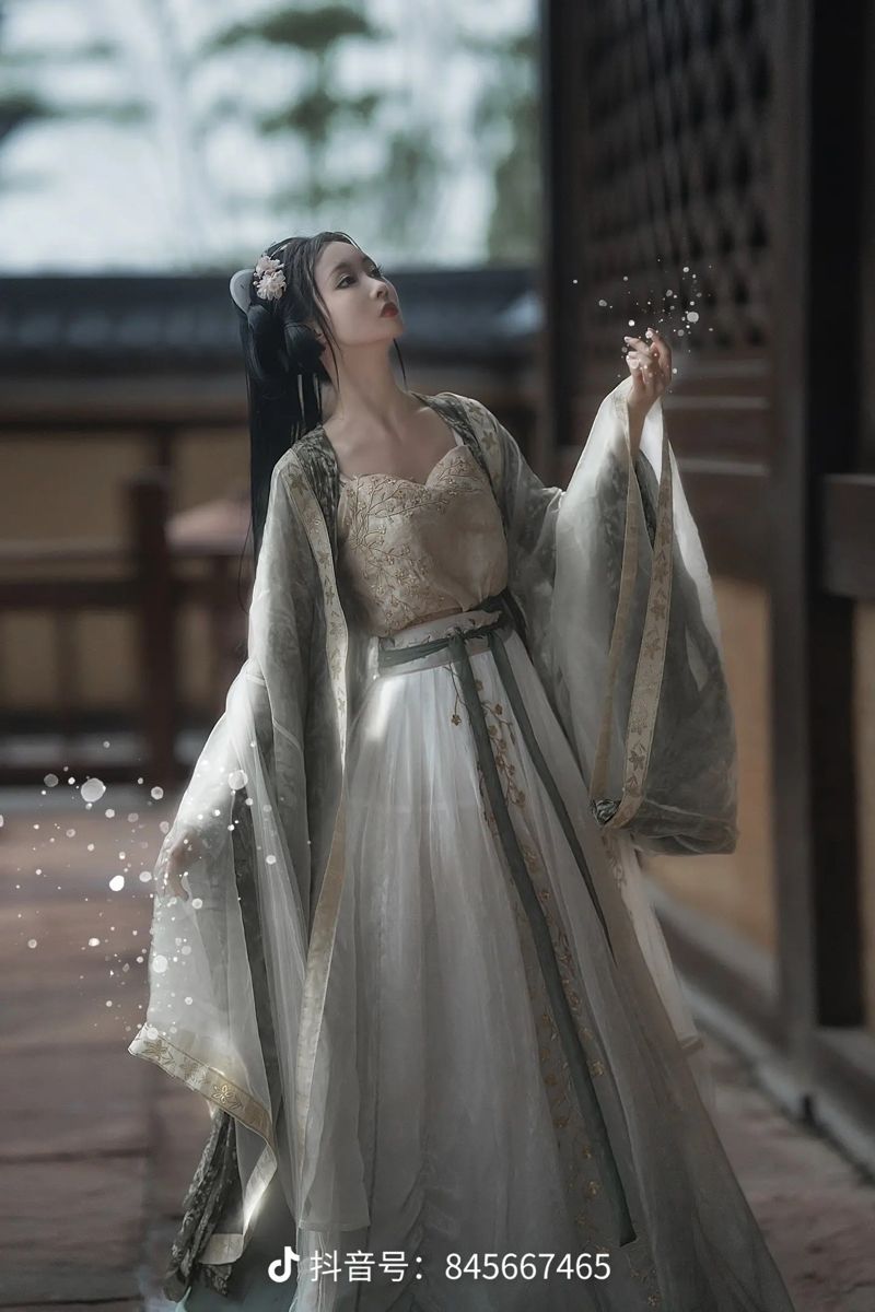 Ethereal Beauty in Ancient Hanfu Fashion:The Queenly Aura of Immortal仙女 Ethereal Beauty in Ancient Hanfu Fashion:The Queenly Aura of Immortal仙女