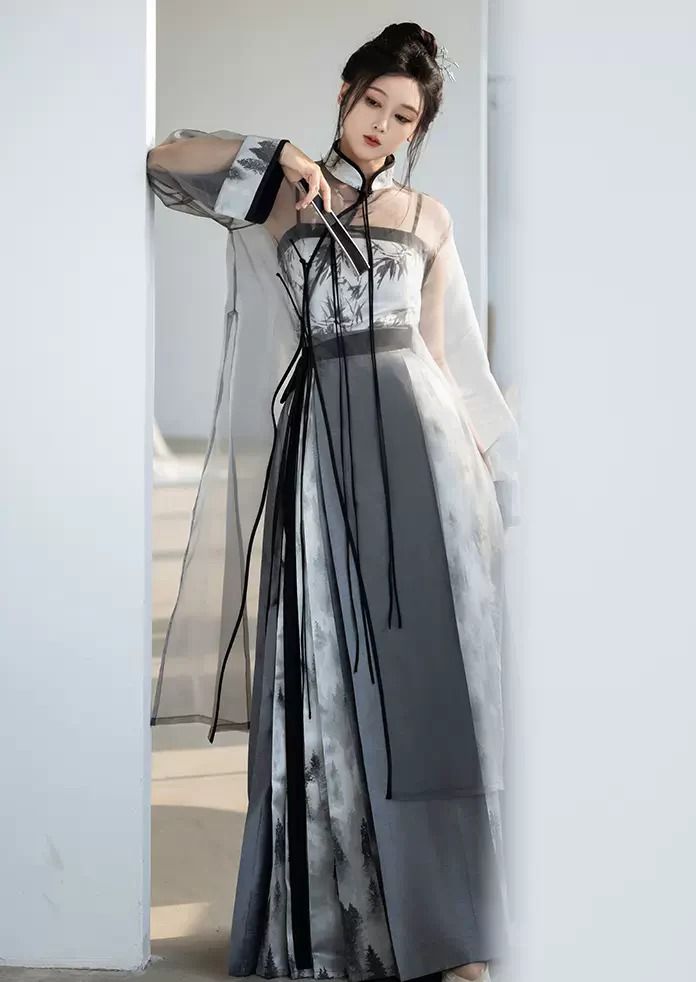 The Loose-fitting,Medium-length Sleeve Cheongsam:A Fashionable Classic