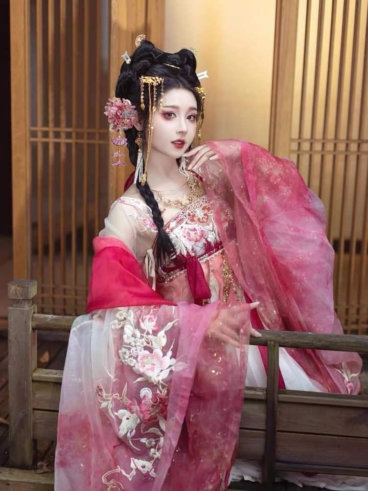 Vintage Childrens Cheongsam:A Glimpse into the Splendor of Traditional Chinese Performance Wear Vintage Childrens Cheongsam:A Glimpse into the Splendor of Traditional Chinese Performance Wear