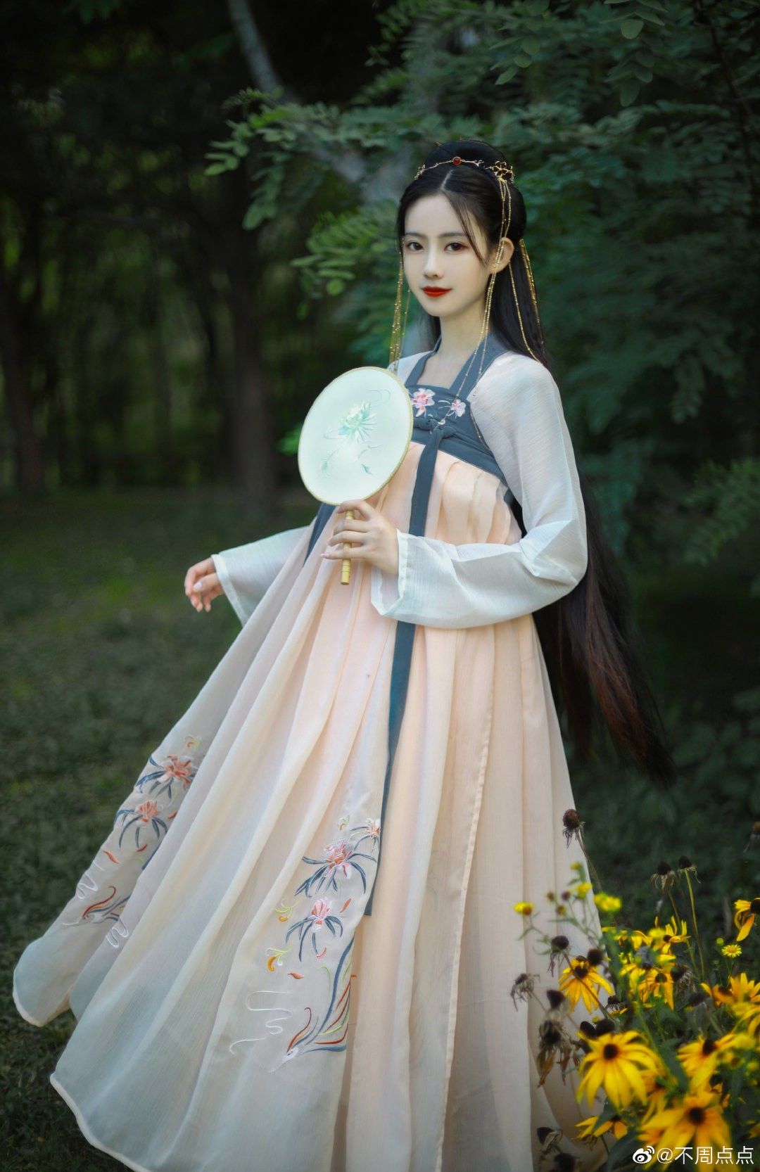 Traditional Cheongsam:The Beauty of a Young Lady