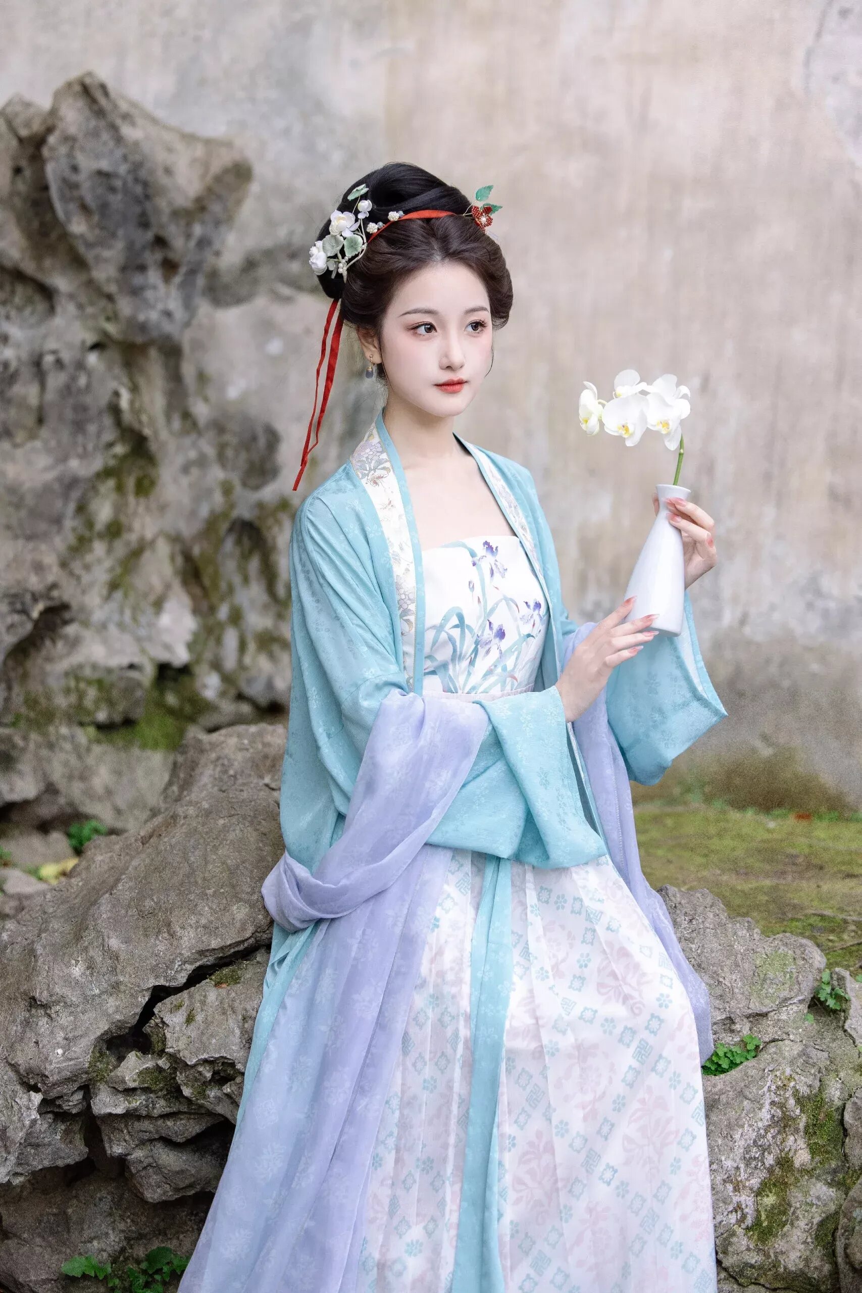 The Bridal Gown and the Cheongsam:A Tale of Cultural Fusion in Chinese Wedding Tradition