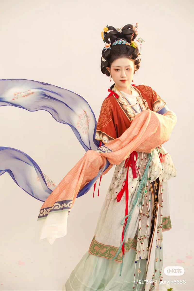 Blooming on the Other Side:The Enchantment of Hanfu and Nine-Tailed Fox in Modern Times Blooming on the Other Side:The Enchantment of Hanfu and Nine-Tailed Fox in Modern Times