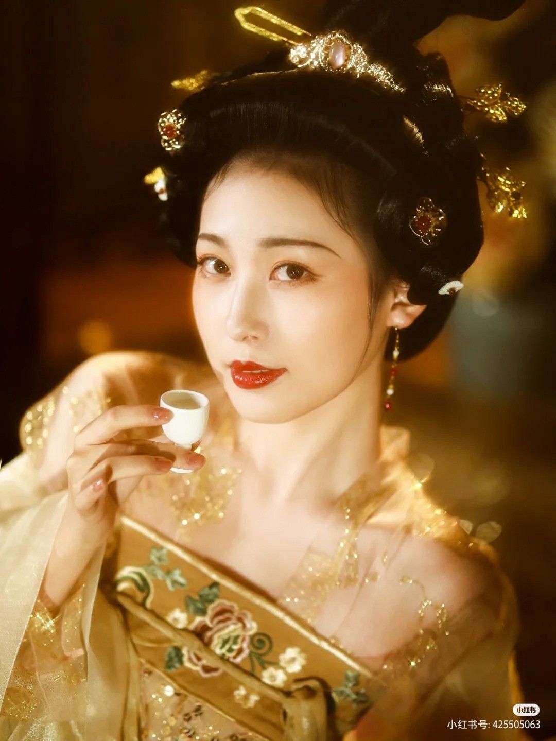The Elegance of High-slit Cheongsam:A Cultural Icon of Chinese Fashion The Elegance of High-slit Cheongsam:A Cultural Icon of Chinese Fashion