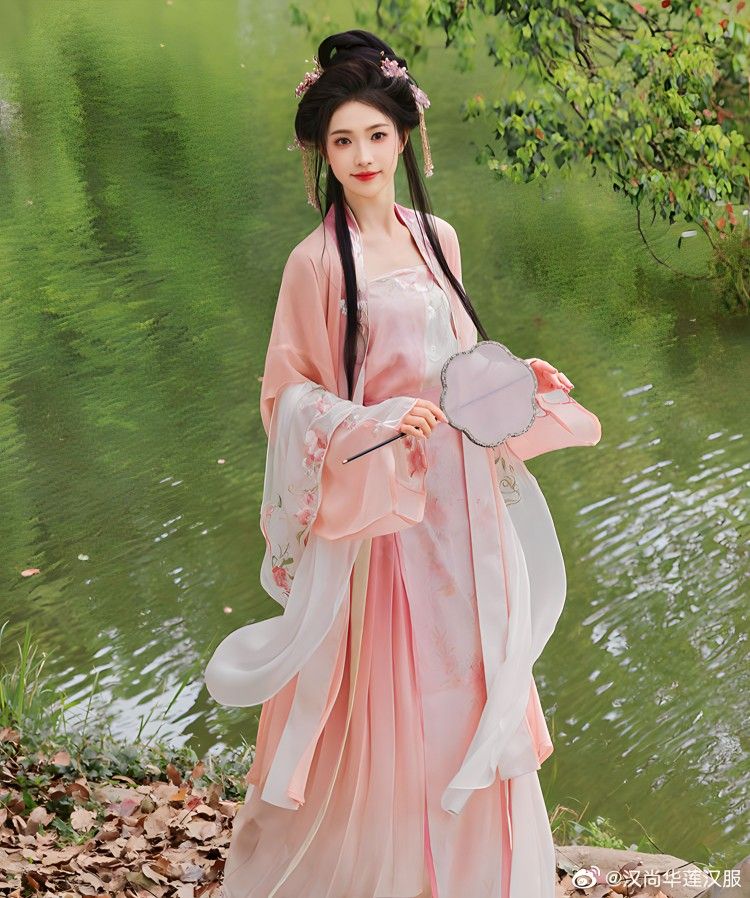 Elegant Aristocratic Style:The Allure of Long Silk Cheongsam