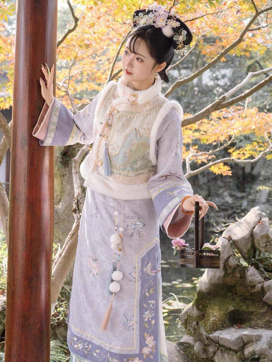 Winter Cheongsam Layering:A Guide to Styling Traditional Elegance