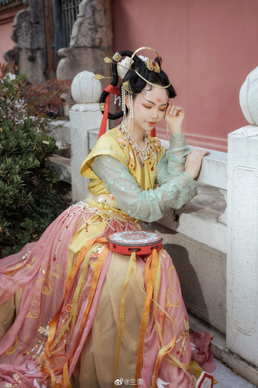 Golden Silk Velvet Tang Suit Blouses:A Blend of Tradition and Elegance