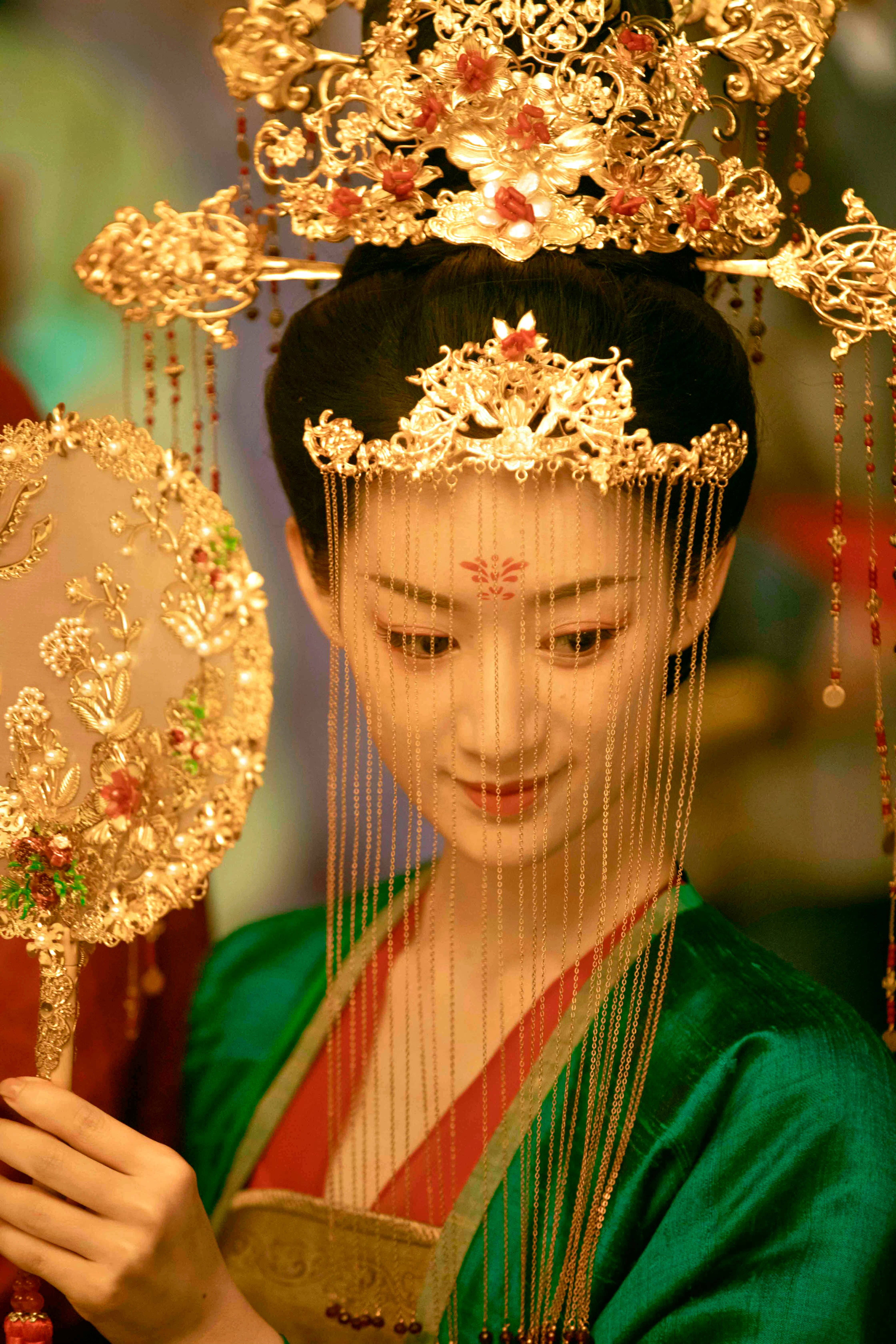 Reversing the Gaze:The Cultural Significance of Cheongsam from a Modern Perspective Reversing the Gaze:The Cultural Significance of Cheongsam from a Modern Perspective