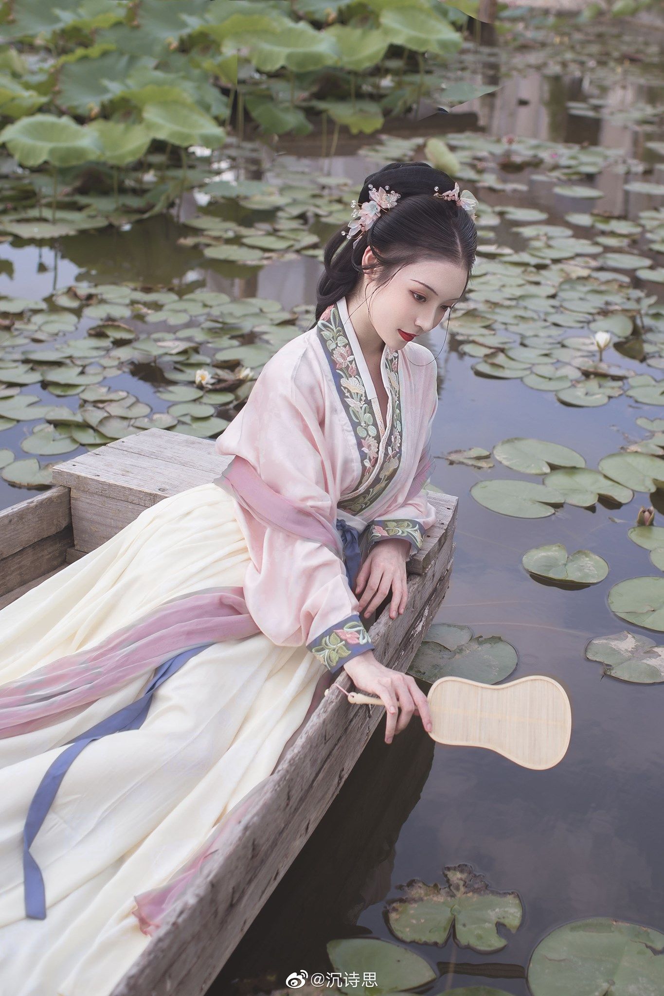 The Enchanting Journey of Princess Yaoyao in Traditional Chinese Hanfu The Enchanting Journey of Princess Yaoyao in Traditional Chinese Hanfu