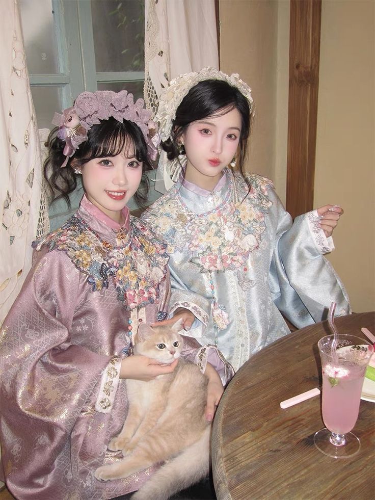 Ancient Hanfu Fashion:The Enthusiasm of College Student for Traditional Chinese Costume Ancient Hanfu Fashion:The Enthusiasm of College Student for Traditional Chinese Costume