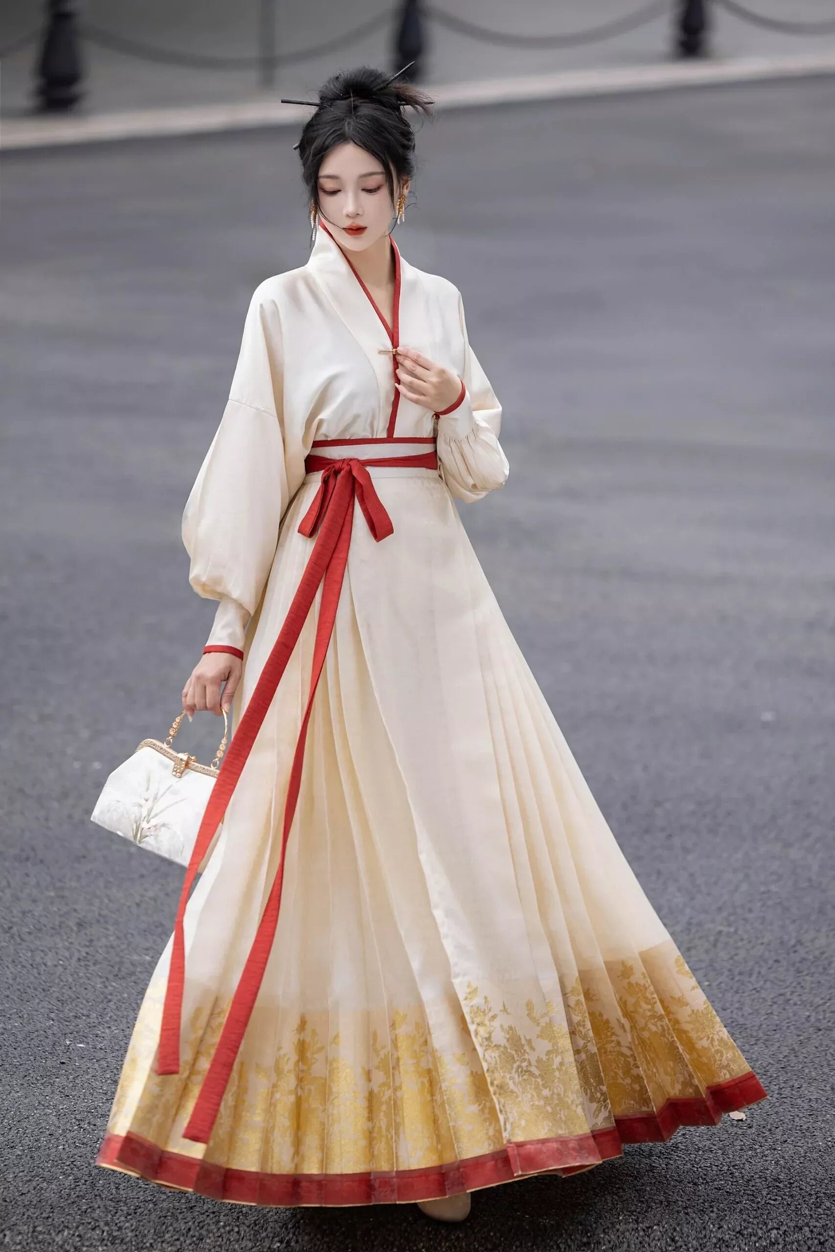 The Story of a Thick-Layered Horseface Skirt Top The Story of a Thick-Layered Horseface Skirt Top