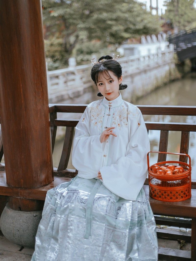 Silk Butterflies and Cheongsam Elegance:The Art of San蚕丝旗袍上的蝴蝶魅力
