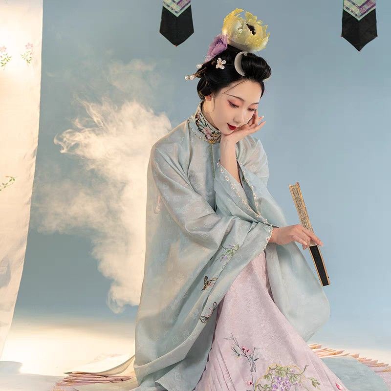 Embracing the New Chinese Style:A Summer Tale of Cheongsam Women in Soft Pink