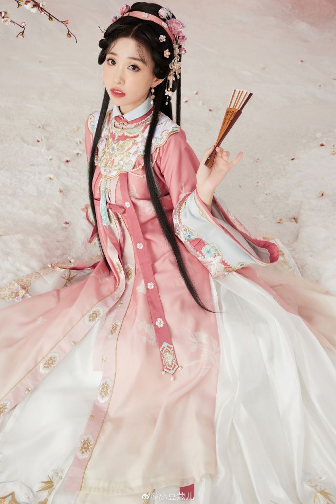 The Rise of Hanfu Fashion:Exploring the Blend of Traditional Chinese Clothing and Modern Sneakers