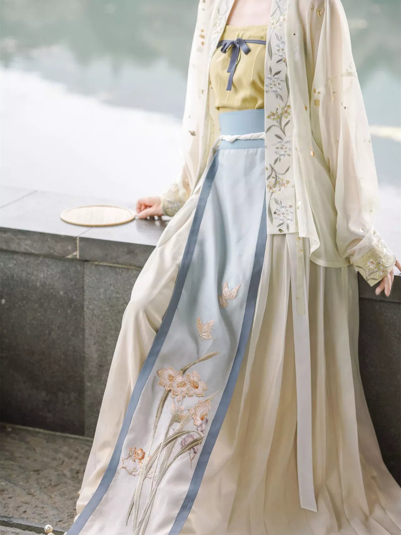 Ancient-Style Girls Overcoat with Robes and Capes:A Journey into Traditional Childrens Fashion