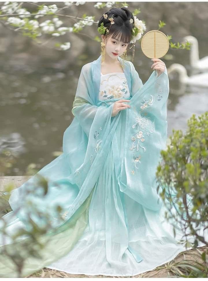 The Revival of Song-Style Hanfu at Changgan Temple:A Journey into Traditional Chinese Elegance