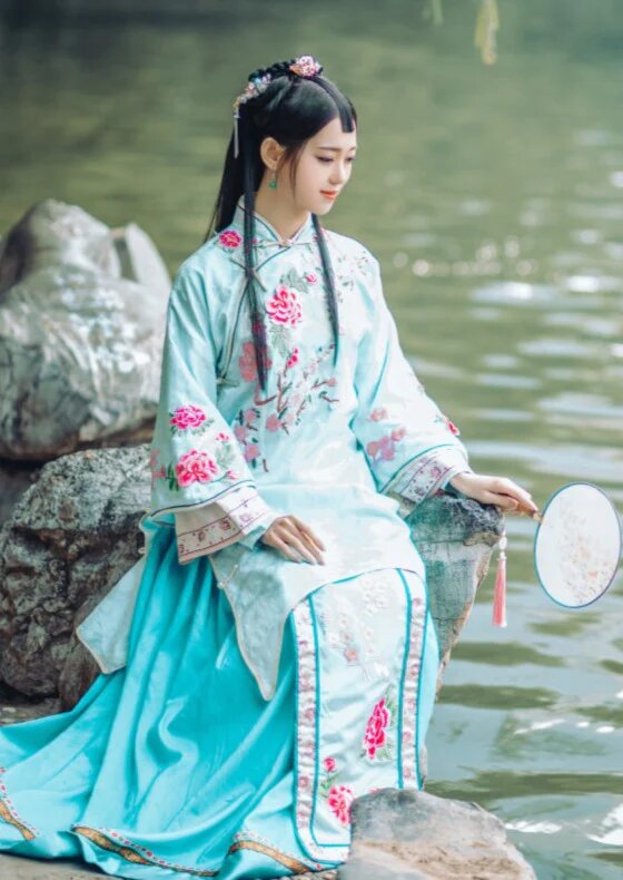 Summer Elegance:The Rise of Hanfu Fan-Wearing Women in Traditional Splendor