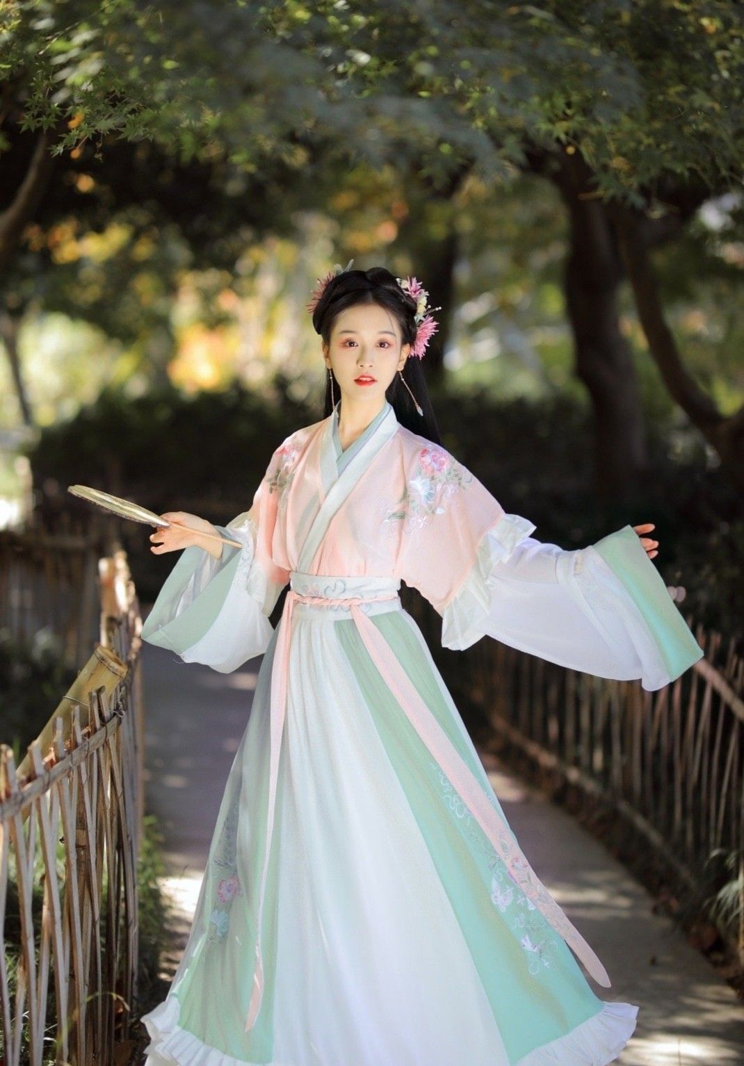 Revisiting the Splendor of Hanfu in the Dreams of Chu and Han Revisiting the Splendor of Hanfu in the Dreams of Chu and Han