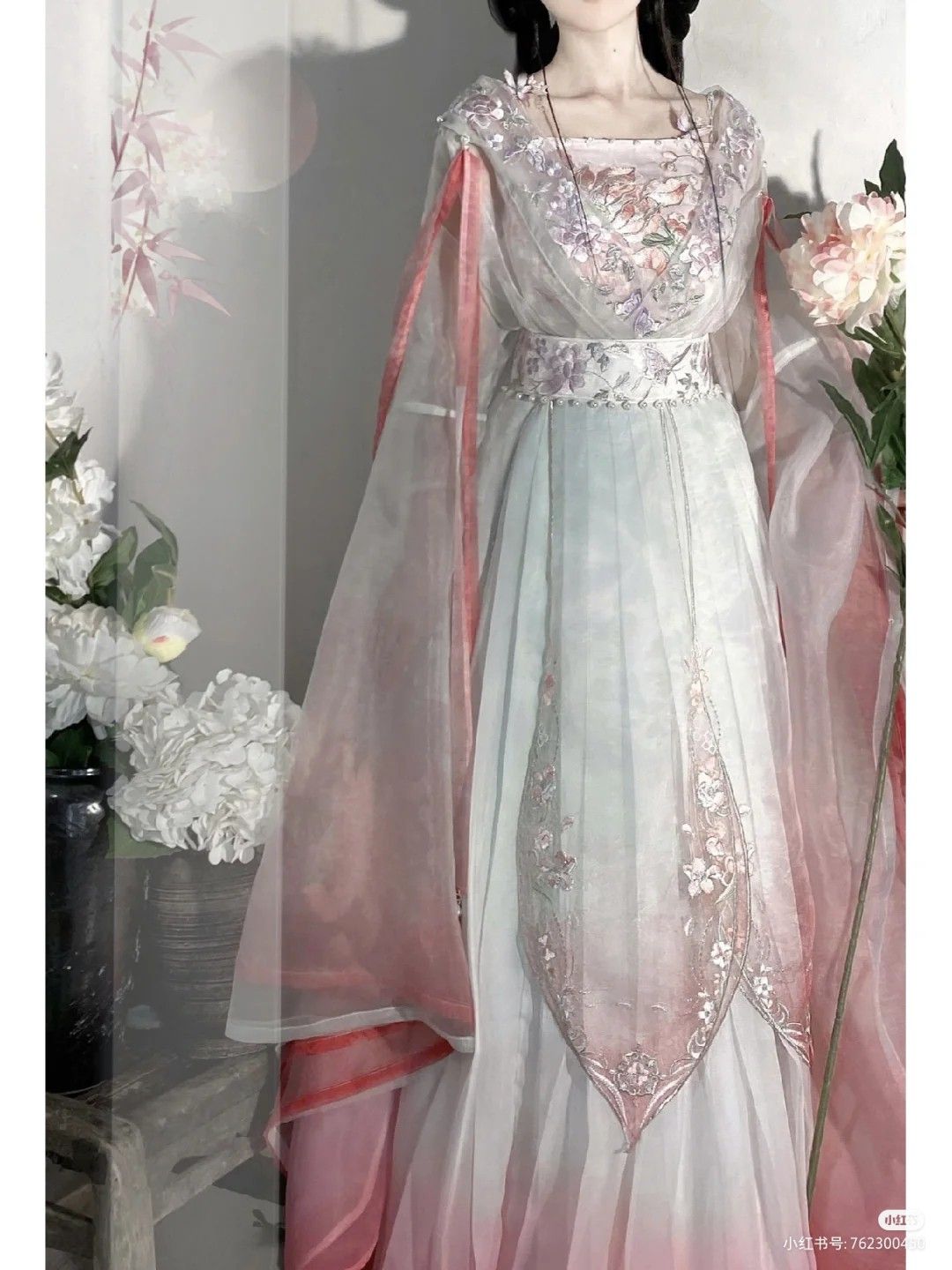 Embracing Traditional Elegance:The Evolution of Yiyaos New-Style Qipao Women