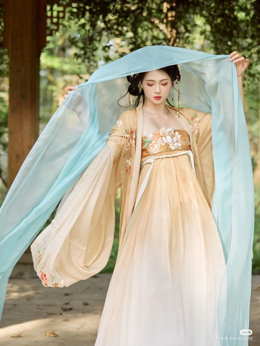 Exclusive Flagship Store for High-End Qipao Fashion Shows