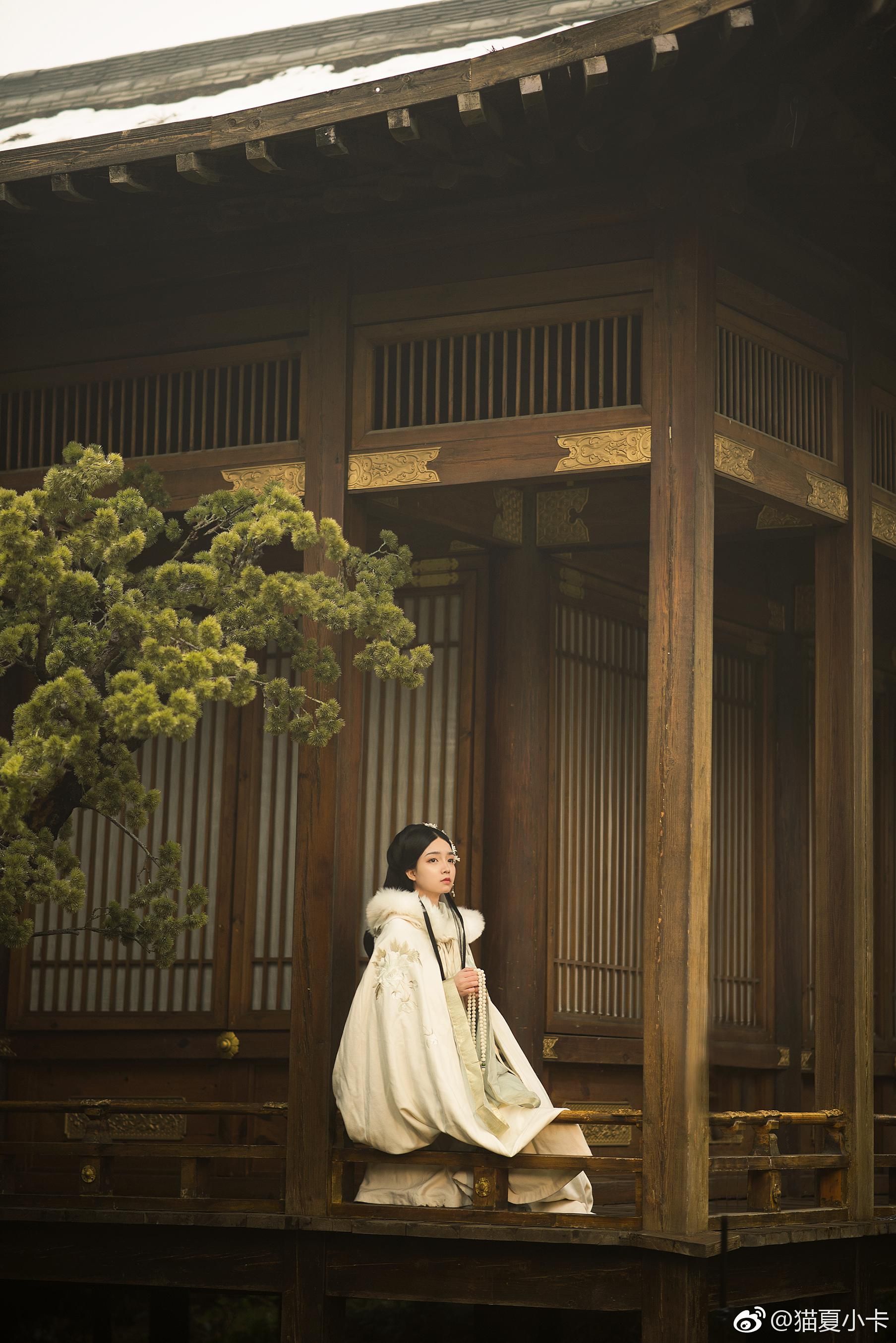 Mini-Sized Charm:The Revival of Traditional Chinese Cheongsam in the Republic Era Style Mini-Sized Charm:The Revival of Traditional Chinese Cheongsam in the Republic Era Style